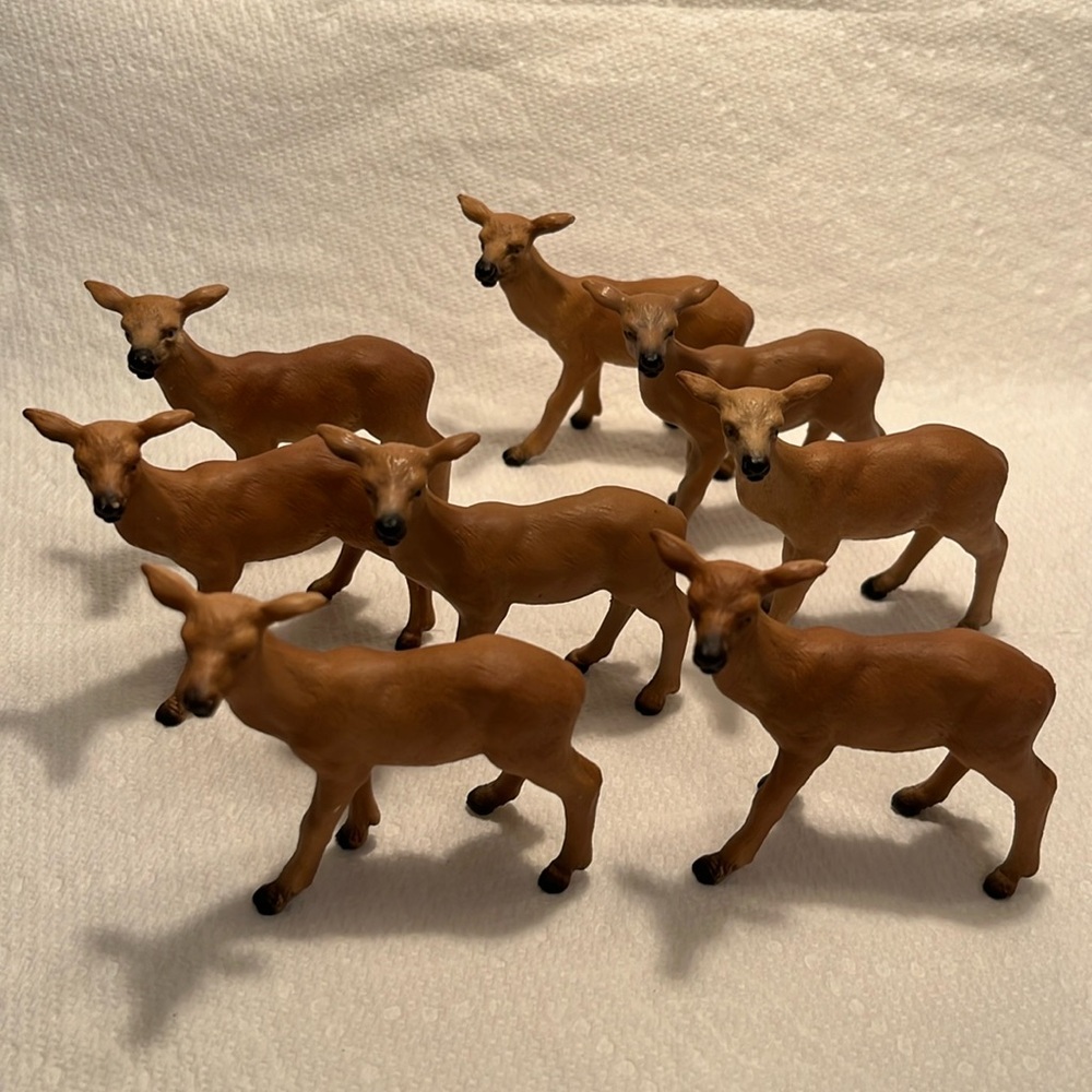 SCHLEICH? Deer Doe Reindeer Figurines Lot of 8 identical. Great for Crafts.